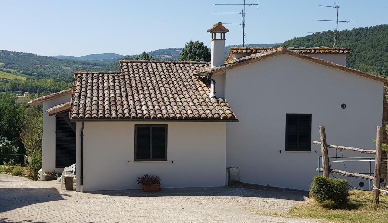 Case In Campagna Con Piscina A Тоди Экстерьер фото